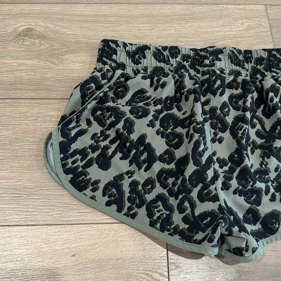 VICTORIA SPORT Green Black Cheetah Leopard Lightweight Active Shorts Size Small - Picture 6 of 10